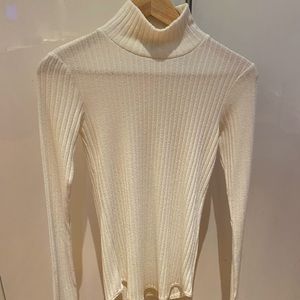White Turtleneck Shirt from Aritzia (Wilfred Free) in size SMALL. Never worn.